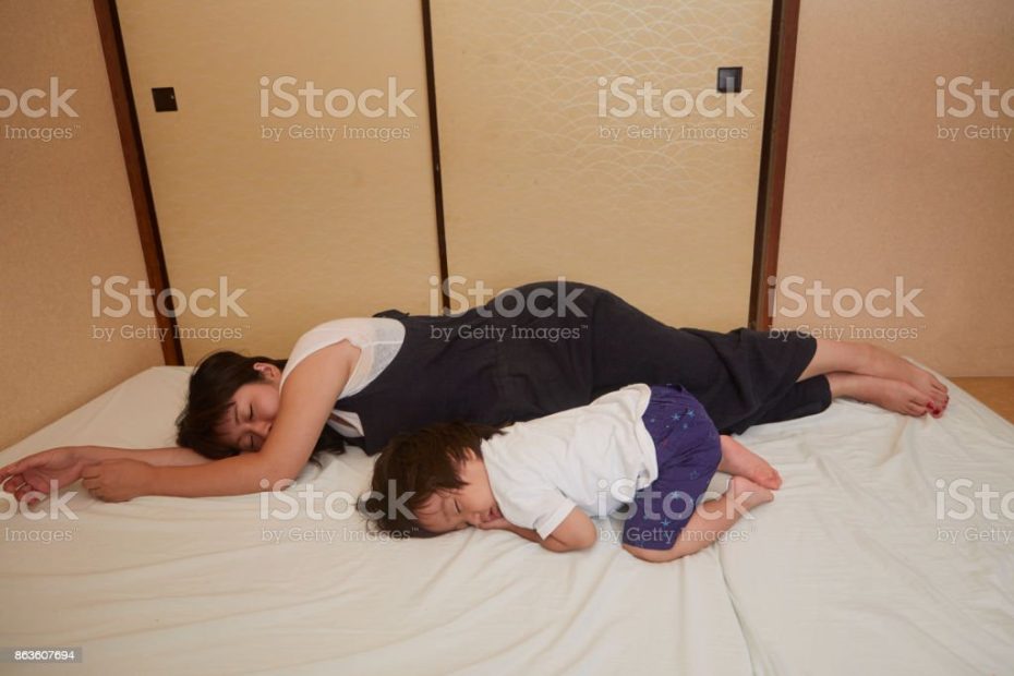 일본 엄마와 아들이 불에서 잠을 자 2-3 살에 대한 스톡 사진 및 기타 이미지 - 2-3 살, 2명, 기진맥진 - Istock